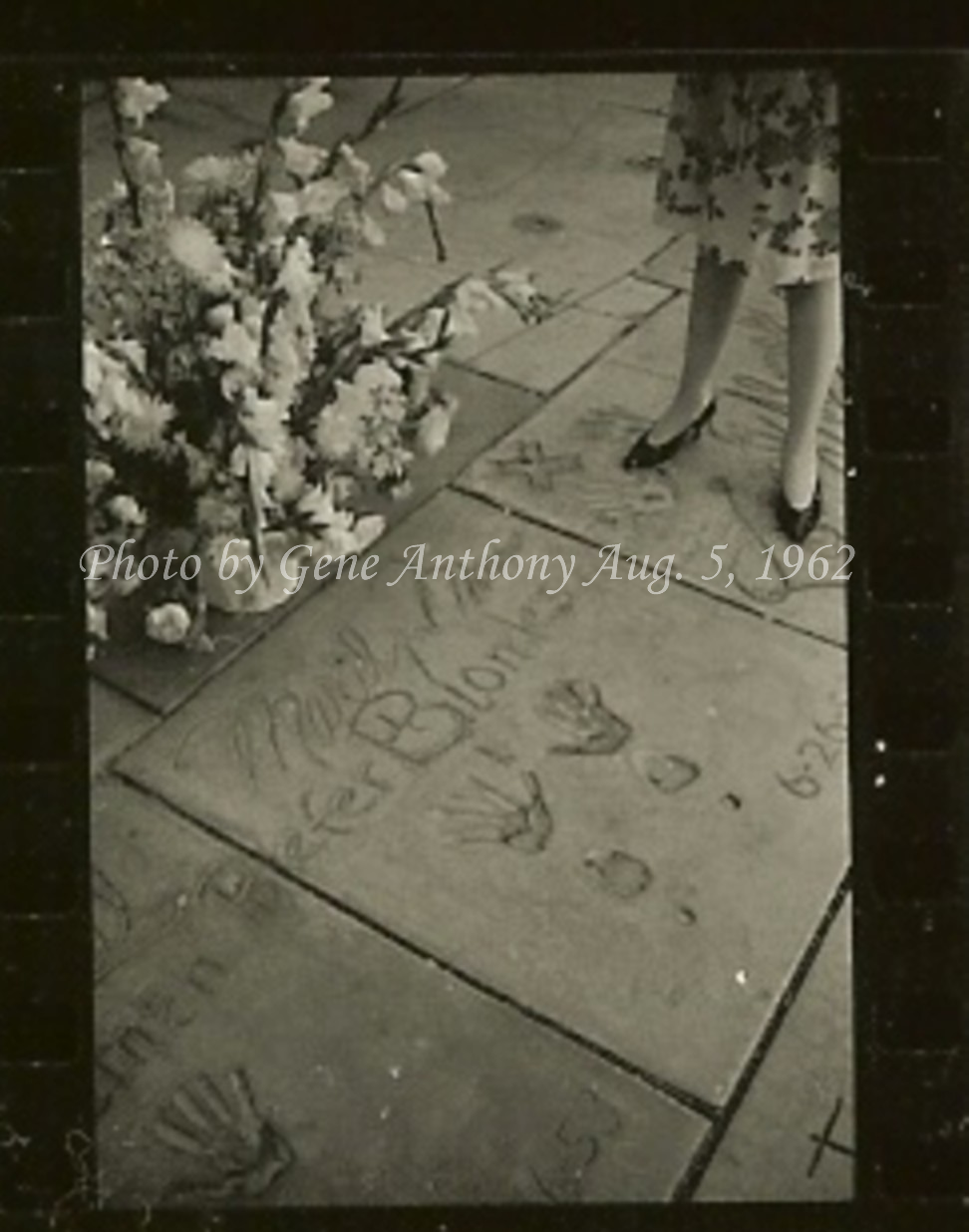 Gene Anthony - 20 - Graumann's - Marilyn's Handprints